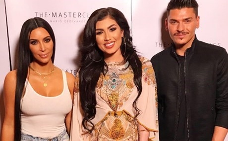 Helly Lûv bi cilên kurdî li gel Kîm Kardashian wêne girt