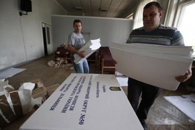 Election officials at sharp end in separatist Ukraine city