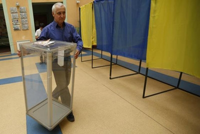 Ukraine defends vote despite unrest, Putin pledges 'respect'