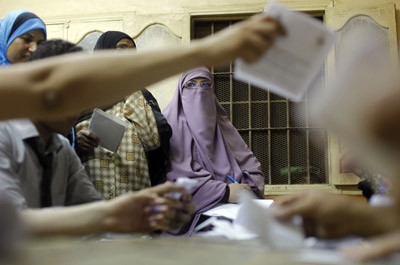 Low turnout casts shadow over Egypt vote 