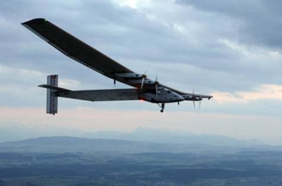 Solar plane makes debut with eye on global trip