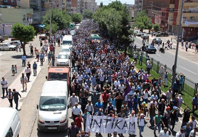 Kurdish protesters killed during security post protests buried during tense funeral