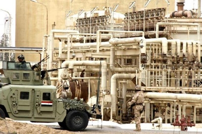 Battle rages for Iraq's largest oil refinery 