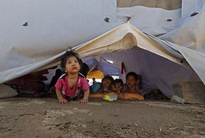 Displaced Iraqis seek shelter amid 40 degree heat