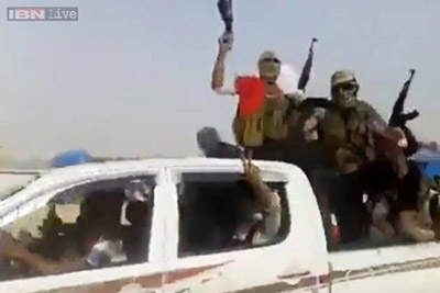 Iraq insurgents seize oilfields, hit air base as U.S. advisers arrive