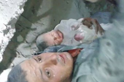 Rescue workers pull baby from rubble in Aleppo 