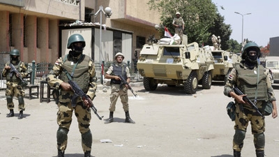 Gunmen kill 15 Egypt soldiers in checkpoint attack