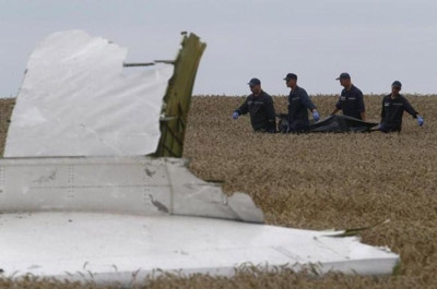 Ukraine rebels take bodies from crash site 