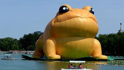 China censors squash giant inflatable toad reports