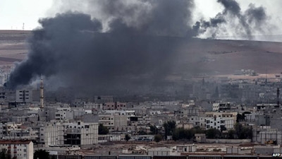 Kobane: Air strikes 'stall IS advance' on Syrian border town