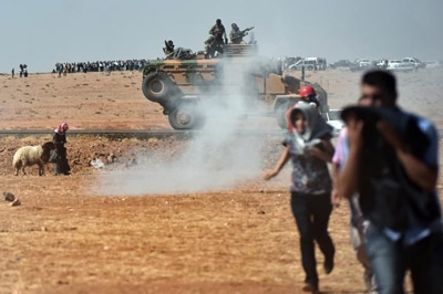 Turkish military tear-gasses observers at Kobane border 