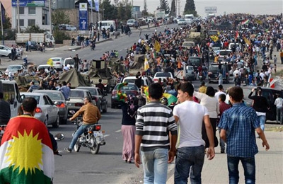 Peshmerga troops cheered by crowd while crossing southeastern Turkey