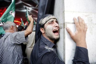 Iraq Shi'ite Ashoura ritual escapes major attacks by late afternoon