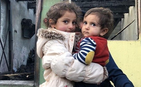 Keçeke Kurd a 4 salî xwîşka xwe ya 7 mehî ji şewatê rizgar kir