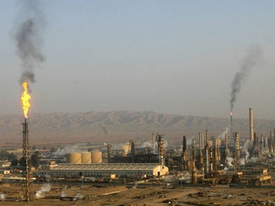 Iraqi forces close in on major oil refinery