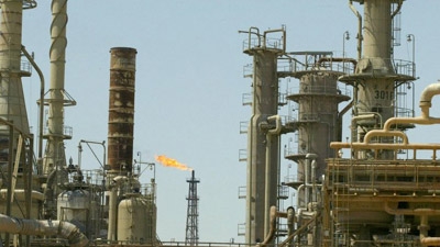 Iraq forces break siege of main oil refinery