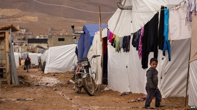 Syria conflict: WFP suspends refugee food aid scheme
