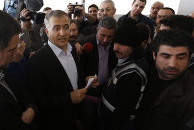 Turkish police raid media close to cleric rival Gulen