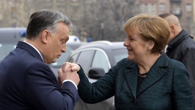 Merkel: Germany Won't Give Weapons to Ukraine, Favors Talks