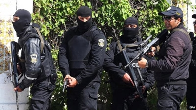 Tunis attack: Gunmen kill tourists in museum rampage