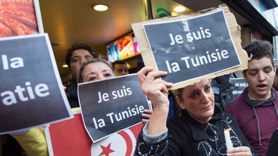 Hollande joins tens of thousands of Tunisians in anti-terror march 