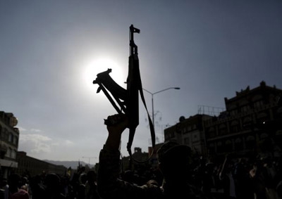 Yemen Houthi fighters backed by tanks reach central Aden