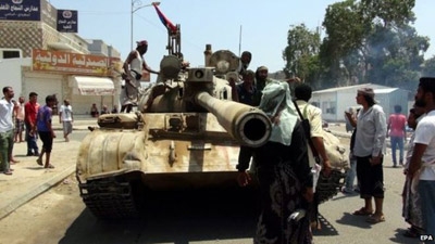Yemen conflict: Houthi rebels make gains in Aden