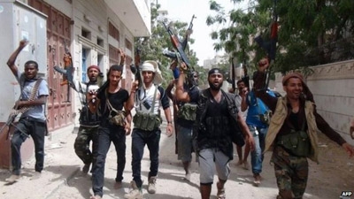 Yemen crisis: Rebels push into central Aden