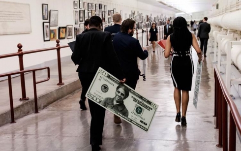 Wêneyê ‘jineke kole’ li şûna serokekî Amerîkayê li ser dolar tê danîn