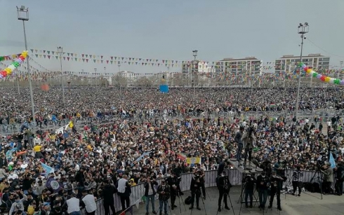 Li Newroza Amedê nêzîkî 100 kes hatin desteserkirin