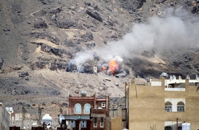 U.N. diplomat pushes to hold Yemen talks, Arab air strikes pound Houthis