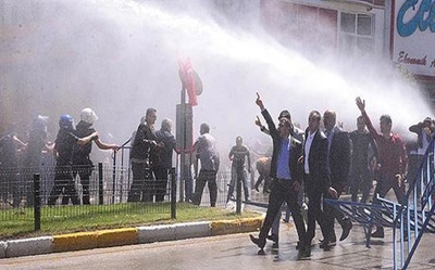 Clashes in Turkey after protesters disrupt rally by pro-Kurdish HDP 