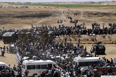 Thousands Of Syrian Refugees Gather At Impromptu Border Crossing To Escape ISIS Battles