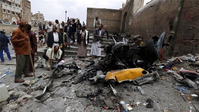 ISIL claims car blast in Sanaa as air strikes hit Aden