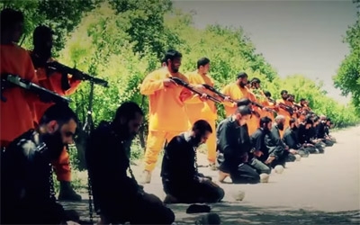 Syrian rebels execute Islamic State fighters while wearing the orange jumpsuits of their victims