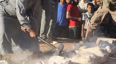 ISIS publicly smashes Syrian artifacts