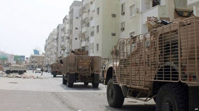 Yemen conflict: Loyalists 'enter last Aden district' - BBC News