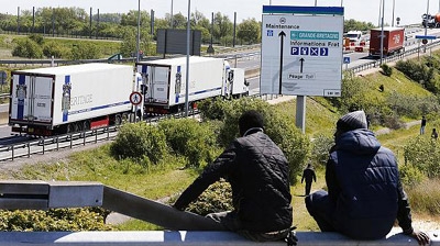 Man killed as 1,500 migrants try to enter Channel Tunnel in Calais