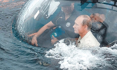 Putin dives in mini-sub to shipwreck off Crimea