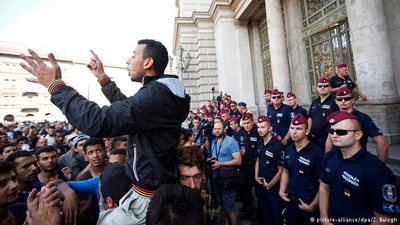 Protest by refugees in Budapest after train access refused for second day