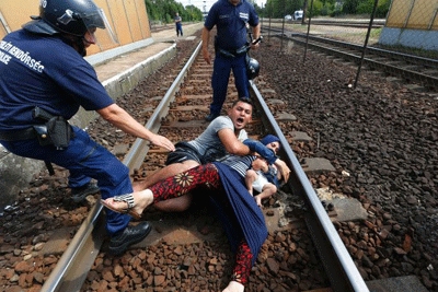 Migrants dragged off trains by Hungarian police