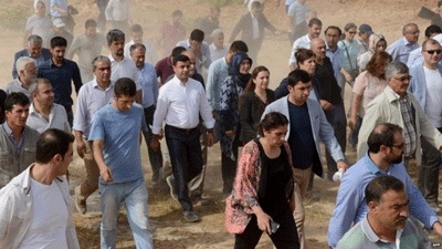 Turkey Kurds: 30 dead in Cizre violence as MPs' march blocked