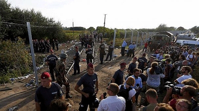 Migrants: Hungary seals off fence along border with Serbia