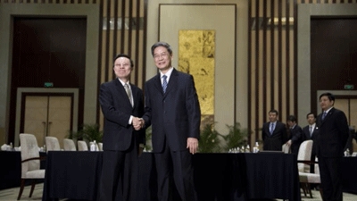 Political foes Taiwan and China hold historic talks