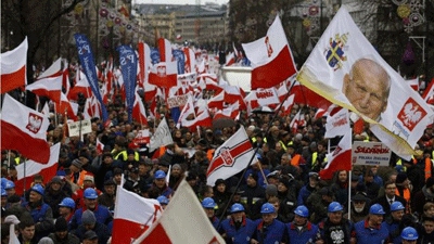 Poland protests: Thousands rally to support Law and Justice party