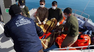 Migrants drown as boats capsize near Greece