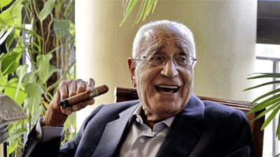 Heikal, Egypt's most famous journalist, dies at 92