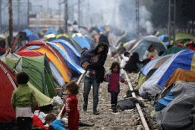 Greece steps up efforts to get migrants into sheltered camps