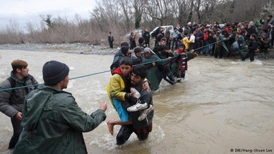 Idomeni refugees push to cross into Macedonia despite border closure