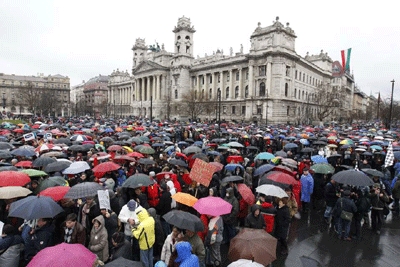 Teachers Protest in Hungary, Threaten 1-Hour Strike March 30